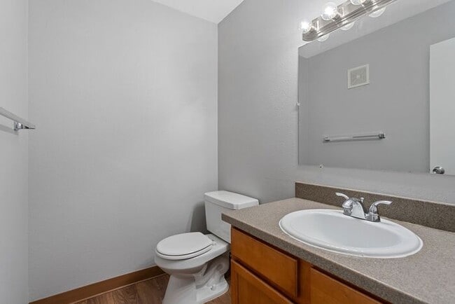 Building Photo - Lovely 2bed/1bath Available Now! Pets OK! Call For Info!