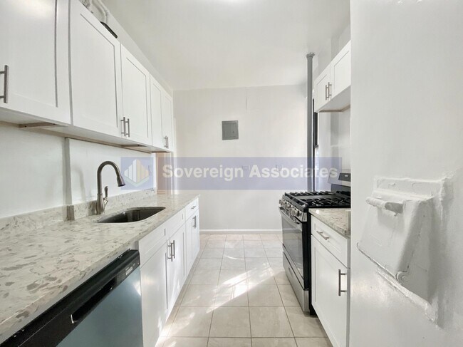 Building Photo - 850 W 176th St