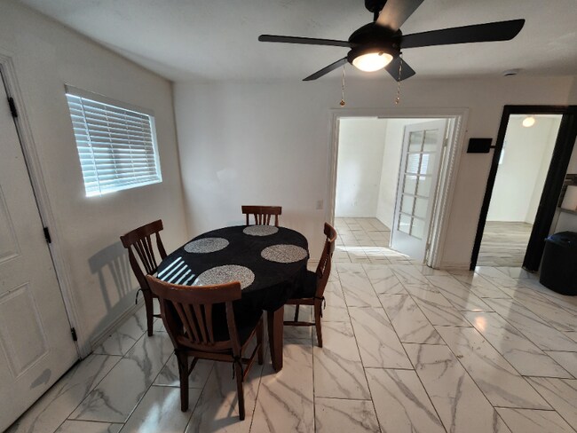 Foto del edificio - 3518 W Lynwood St