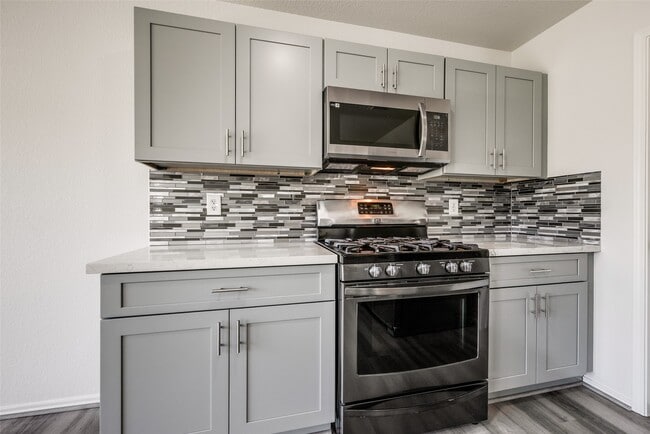 Building Photo - 5750 Roehampton Ct