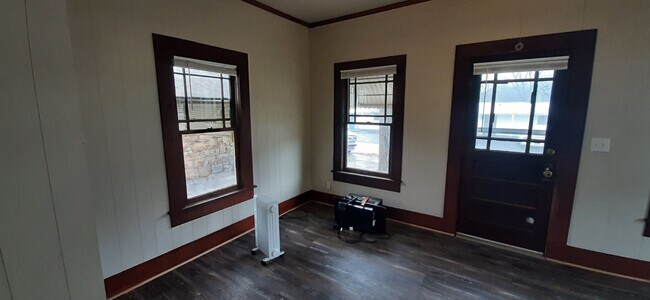 Building Photo - *LEASED* 1/1 Home for Lease at 106 S Broad...