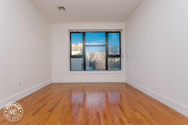Building Photo - 180 Scholes St