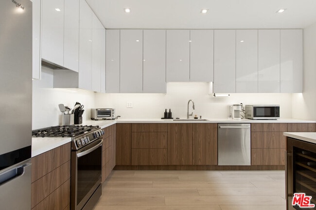 Foto del edificio - 10630 Wilkins Ave