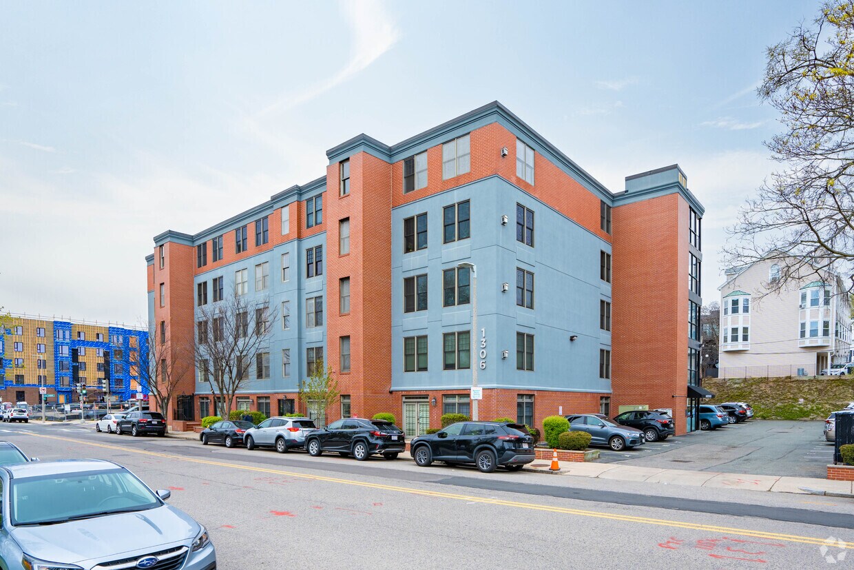 1306 Columbia Road se encuentra en el sur de Boston. - Harborview Condominiums