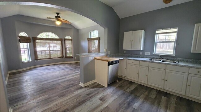 Foto del edificio - 4501 Leslie Ave