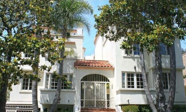 Located on a quiet cul-de-sac in Westwood, less then 2 miles to UCLA, Beverly Hills, Century City an - 1663 Malcolm Ave