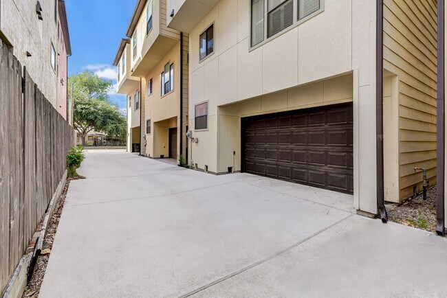 Building Photo - Meticulously maintained home in sought aft...