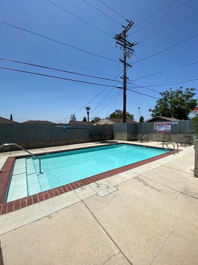 Building Photo - 9160 Huntington Dr