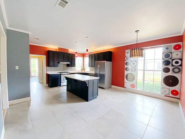Building Photo - 4 Bedroom House Available Now in Riverbend...