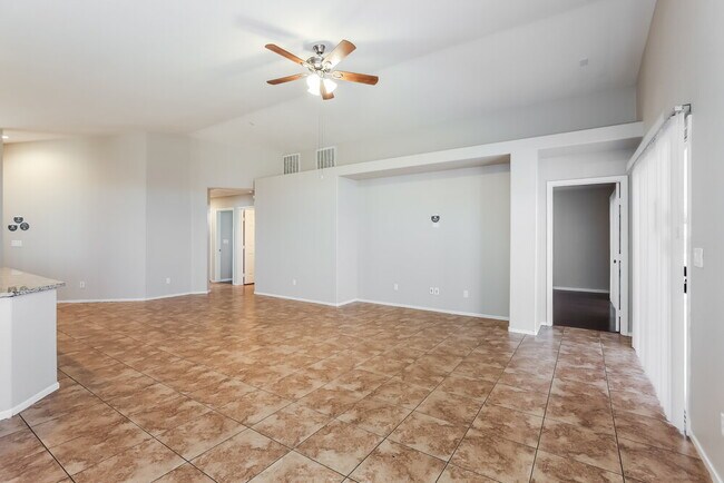 Foto del edificio - 5936 Crestmont Dr