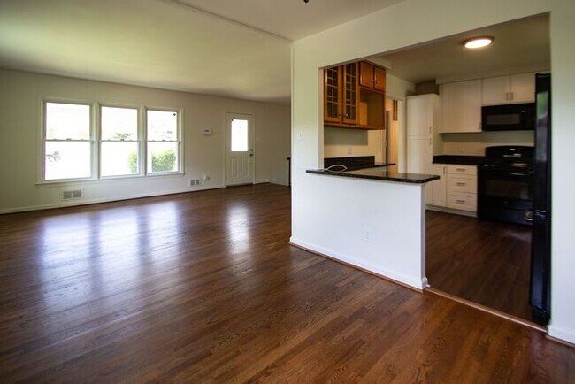 Building Photo - 5400 Stratford Ln