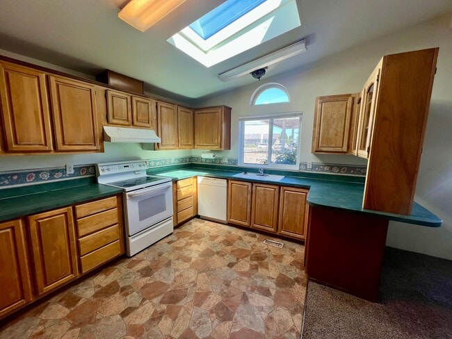 Building Photo - Spacious 2 Bed, 2 Bath Home