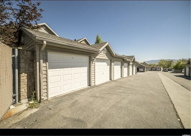 Building Photo - Condo Ready For You!