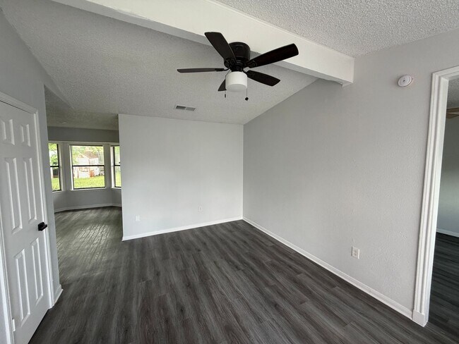 Foto del edificio - Freshly updated and move-in ready, this 4 bedroom, 2 bath home in Copperas Cove