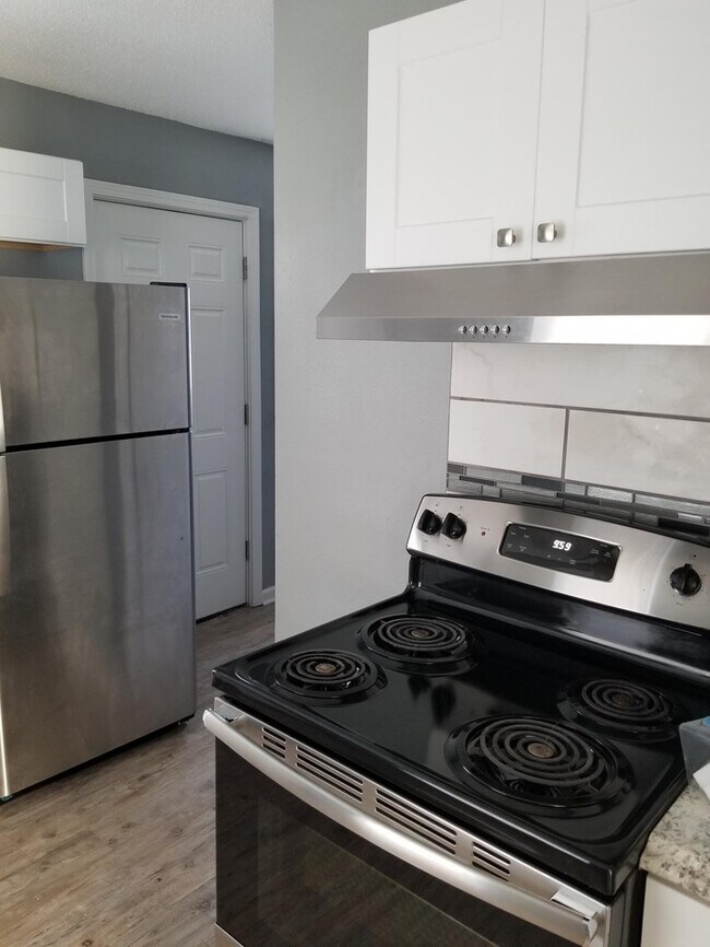 Building Photo - Updated duplex in Center School District