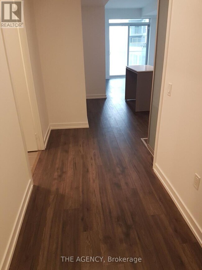 Photo du bâtiment - 33 Helendale Ave