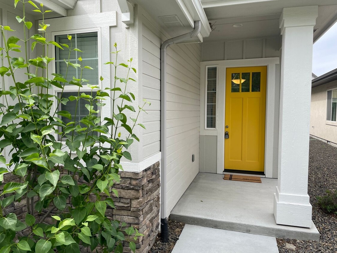 Primary Photo - Elegant Single-Level Villa in Sought-After...
