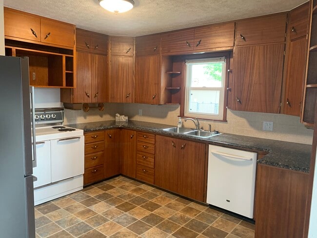 Kitchen - 1115 E MacArthur Rd