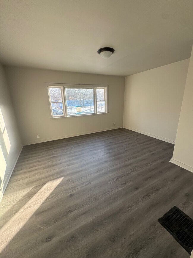 Building Photo - 315 Center St