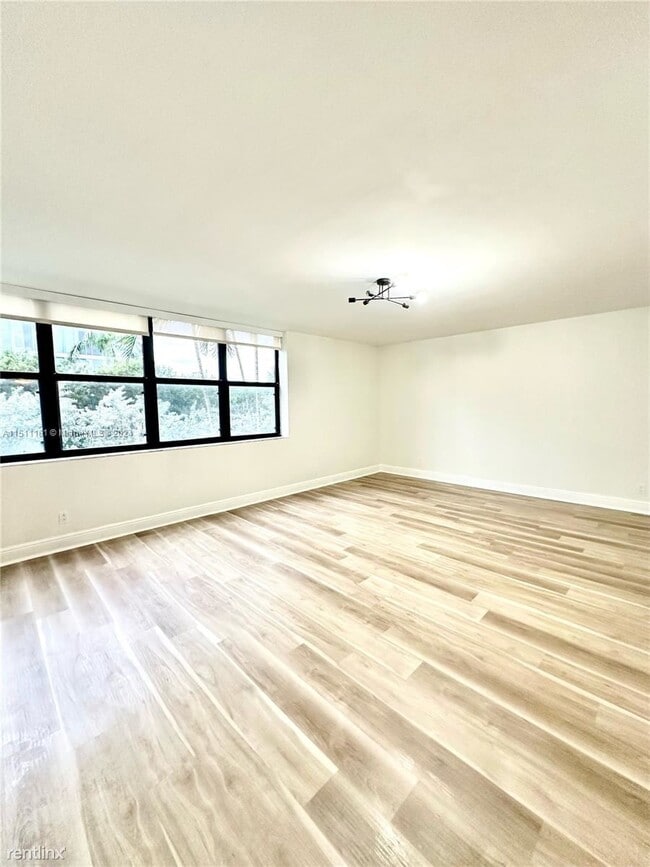 Building Photo - 3 br, 2 bath House - 20401 NE 30th Ave # 2...