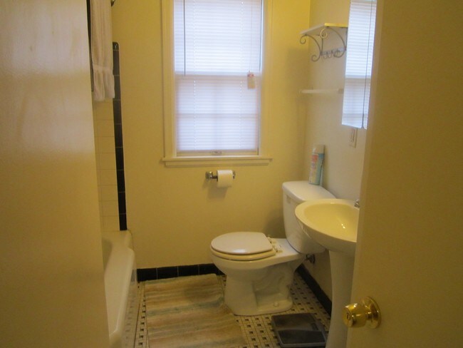 Baño - 4940 N Port Washington Rd
