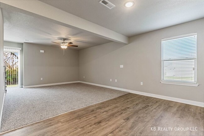 Building Photo - Newer 3 Bed Townhome in Belton; Raymore-Pe...