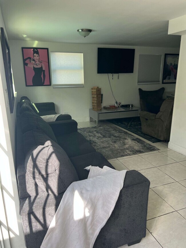 Foto del edificio - 712 SW 7th Terrace