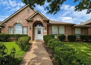 Building Photo - 1405 Meadow Dr
