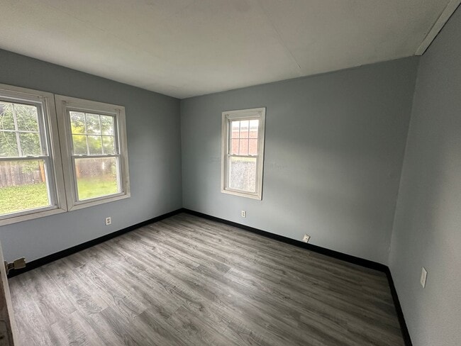 Building Photo - $1650 - 4 Bed 2 Bath Home
