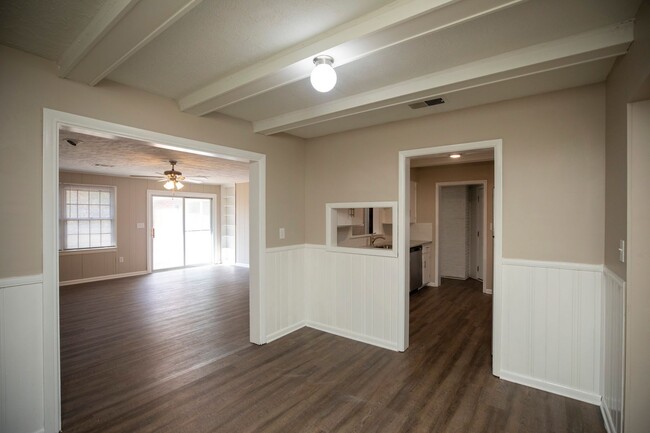 Building Photo - ** 4 Bed 2 Bath located in Rosemont Height...