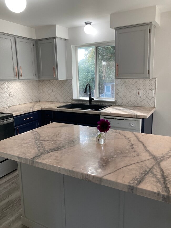 Foto del edificio - 1525 Blackberry Dr