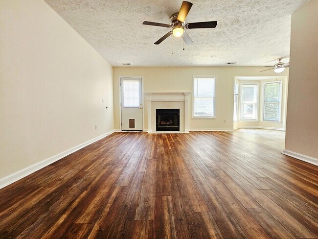 Foto del edificio - Three Bedroom With Large  Bonus Room