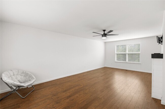 Foto del edificio - 945 Crestwood Ln