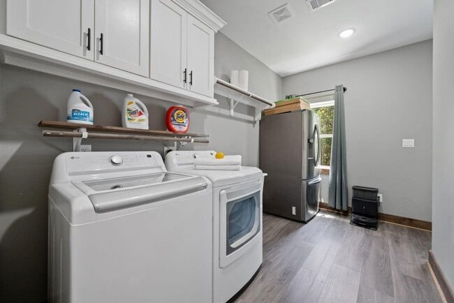 Building Photo - 376 Jill St