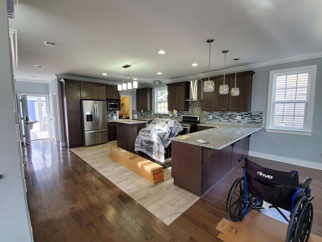 Building Photo - 413 May St