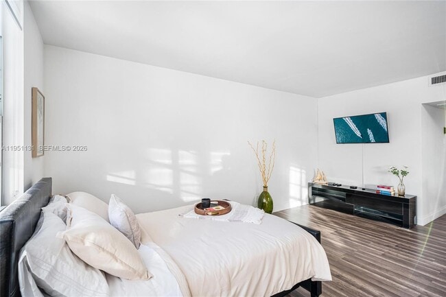 Building Photo - 100 Lincoln Rd