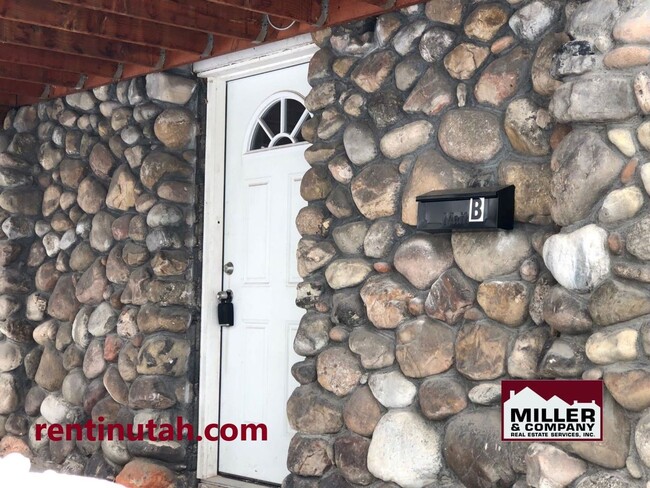 Building Photo - Yalecrest Area Remodeled 1 Bd. Main level ...