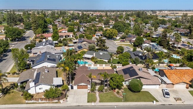 Building Photo - 605 N El Rio Dr