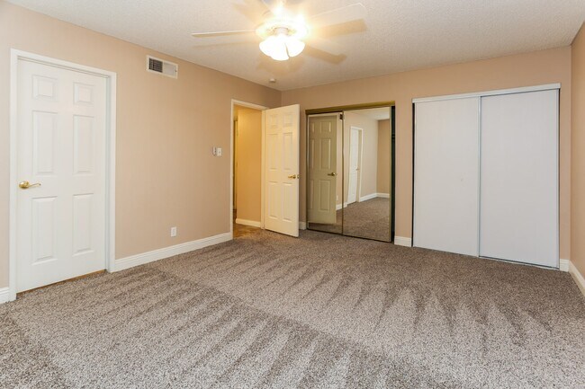 Building Photo - 413 Pinecliff Dr