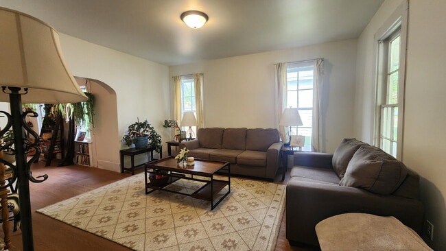 Building Photo - 4+ Bedroom Home Near Local Schools and Par...