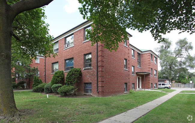 Primary Photo - Hillhurst Apartments