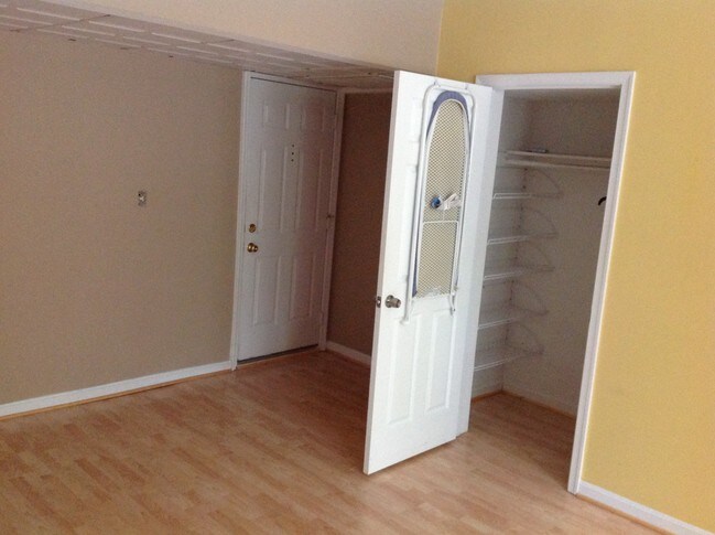 Foto del edificio - 1728 N Queens Ln