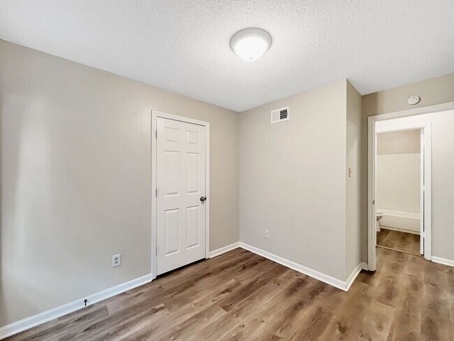 Foto del edificio - 6355 Forest Glen