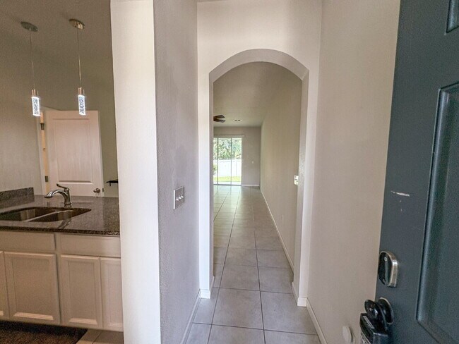 Foto del edificio - Spacious 3-Bedroom Townhome with garage  i...