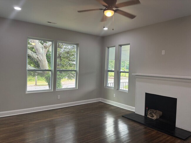 Building Photo - 3 Bedroom 2 Bathroom Fully Renovated House...
