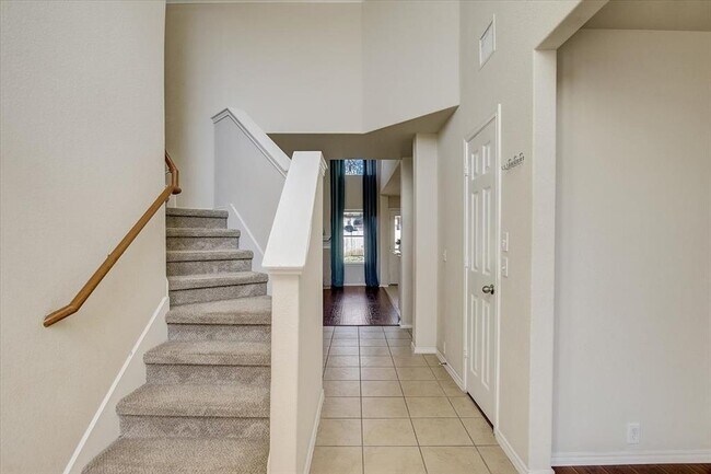 Building Photo - 537 Golden Creek Dr