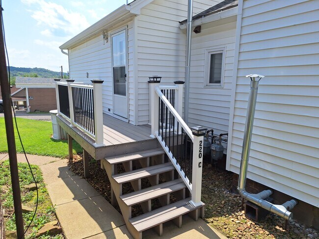 Private Entrance - 220 Central Ave