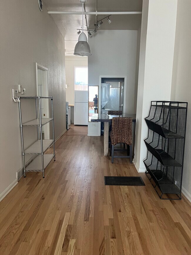 Estantes de almacenamiento móviles - 302 E Uintah St
