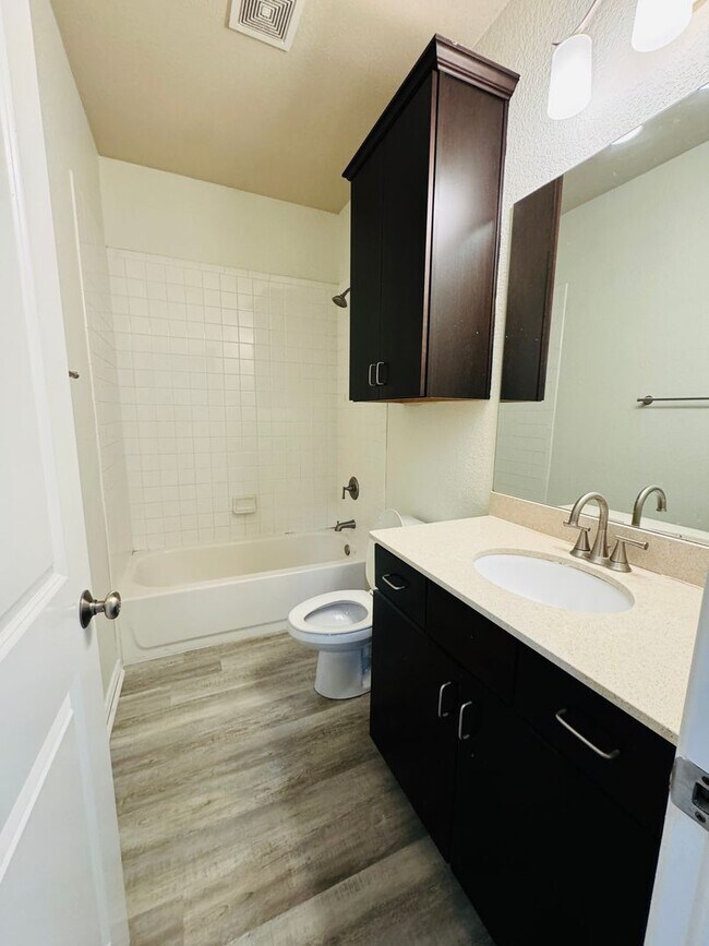 Foto del edificio - * MOVE IN SUMMER 2028 * 6 Bed 4 Bath Home, Short Walk to TCU, FREE Housekeeping