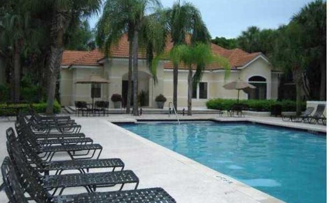 aquí hay mesas y tumbonas alrededor de ambas piscinas. - 550 S Park Rd